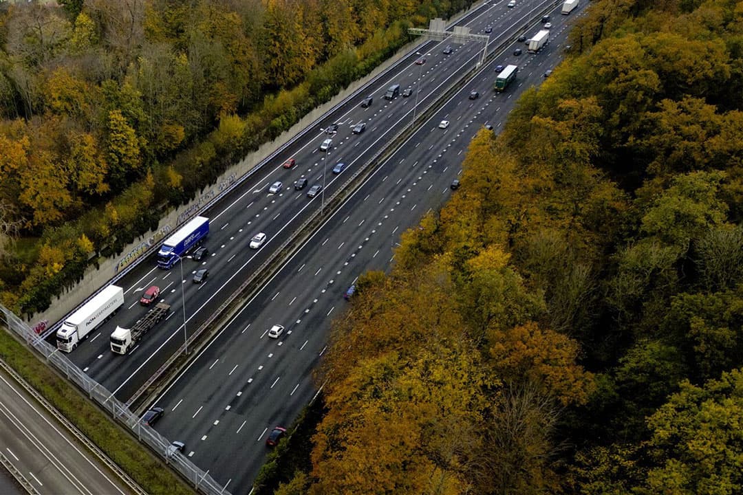 De snelweg A27. Om deze te verbreden, kocht Rijkswaterstaat stikstofruimte van acht veehouderijbedrijven. - Foto: ANP