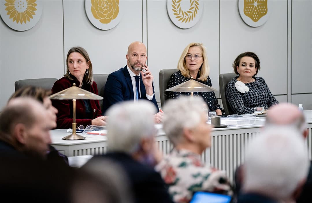 Laura Bromet (Groenlinks), Tjeerd de Groot (D66), Sigrid Kaag, minister van Financiën, en Alexandra van Huffelen, staatssecretaris Koninkrijksrelaties en Digitalisering, tijdens de stemming in de Eerste Kamer over beperking van geborgde zetels in waterschapsbesturen. - Foto: ANP