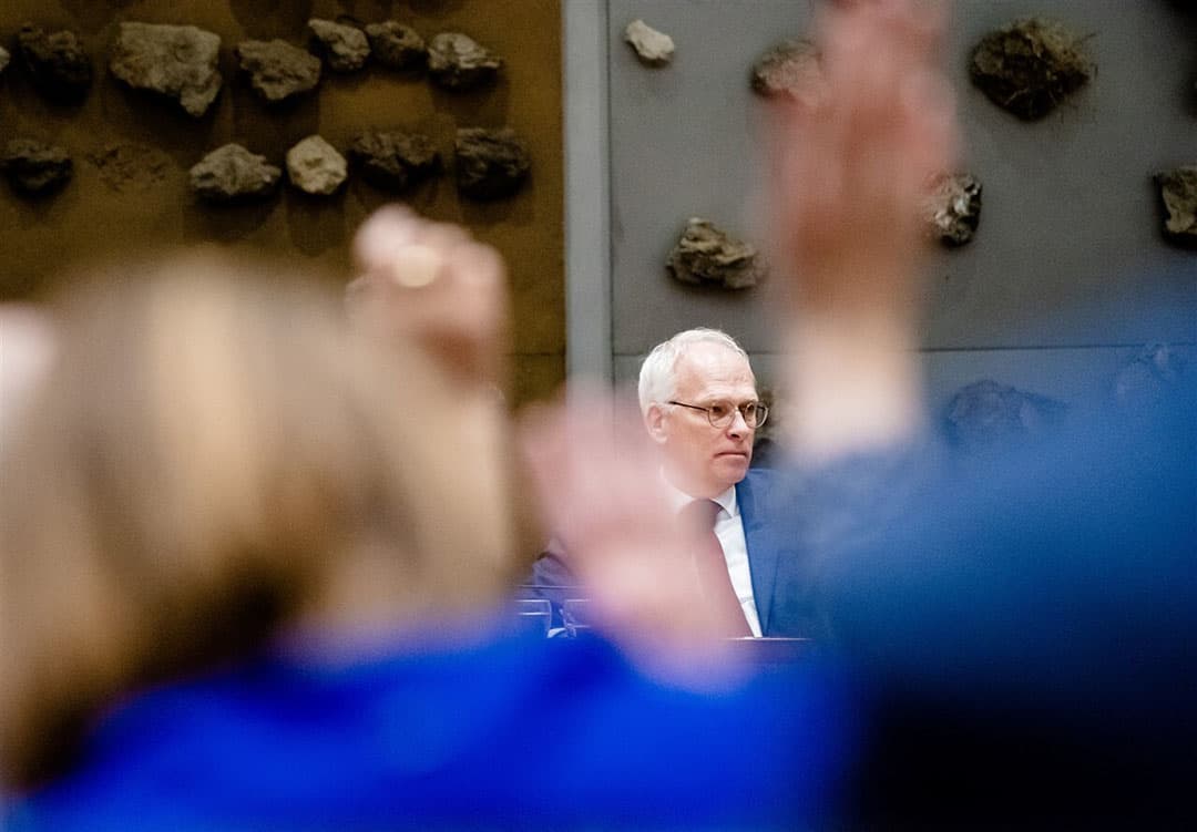 Landbouwminister Piet Adema in de Tweede Kamer tijdens het wekelijkse vragenuur. Landbouwminister Piet Adema wil met banken afspraken maken over hoe zij boeren kunnen ondersteunen bij de landbouwtransitie.- Foto: ANP