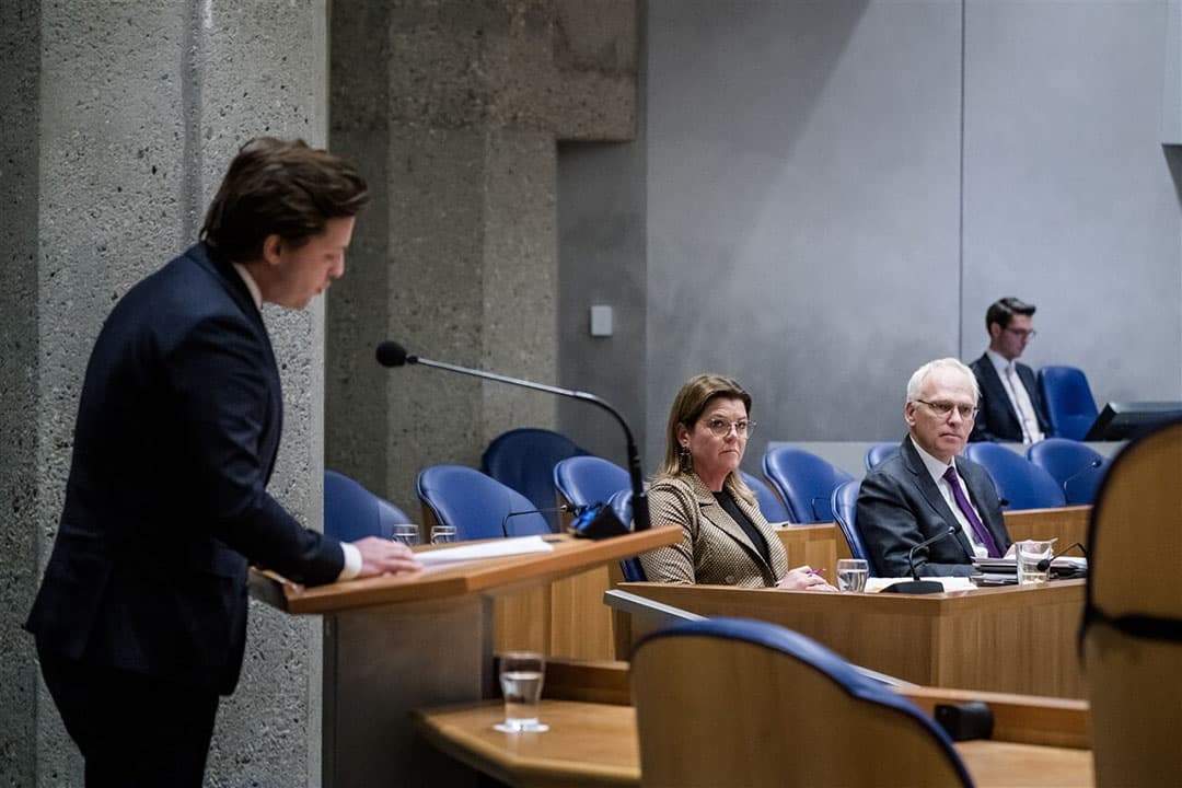 Christianne van der Wal-Zeggelink, minister voor Natuur en Stikstof, en Piet Adema, minister van Landbouw, Natuur en Voedselkwaliteit, tijdens het debat over het landbouwakkoord. - Foto: ANP