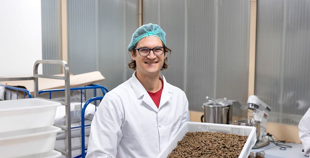 Bart van Beuzekom wil boeren met regeneratieve landbouw een nieuw verdienmodel bieden door de landbouwproducten te verwerken in lokaal geproduceerde pasta. - Foto's: Herbert Wiggerman