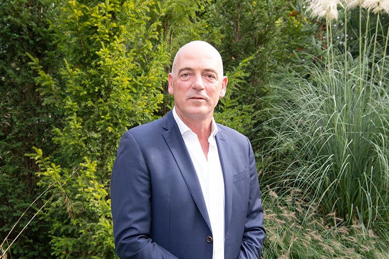 Dat ForFarmers in de zoektocht naar een nieuwe topman uitkwam bij Theo Spierings, is gezien zijn verleden in het bedrijfsleven opmerkelijk, zegt Boerderij-columnist Vergaderboer
