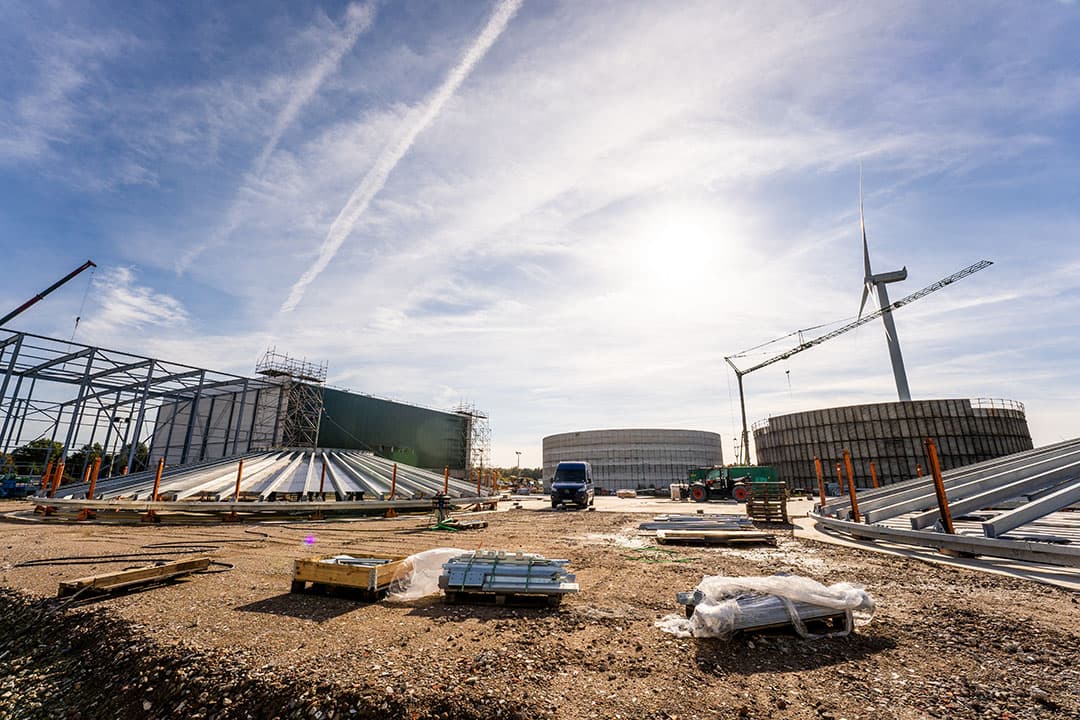 Op het terrein komen zes reactoren voor het vergisten van biomassa. Deze zijn volop in aanbouw.