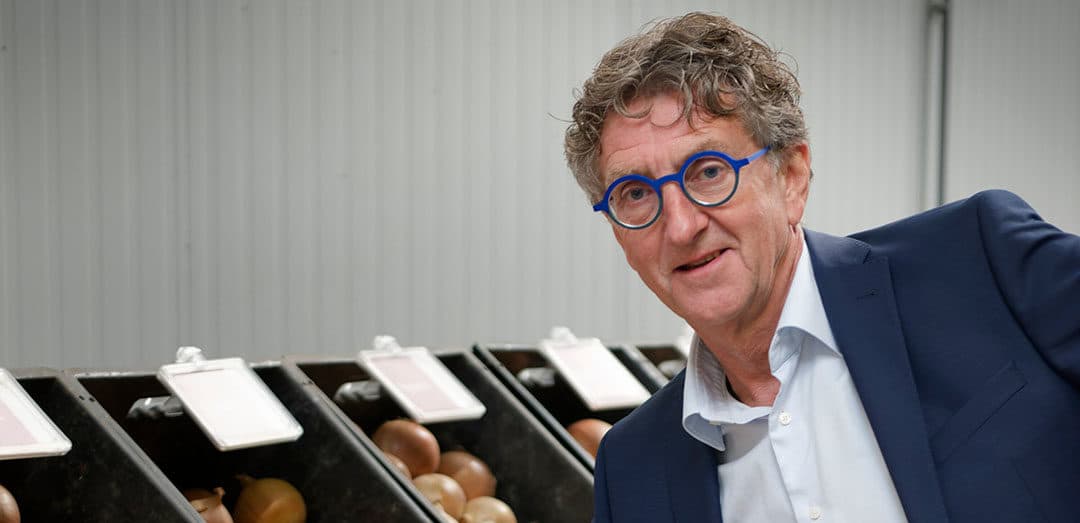 Jeroen de Haas (66) gaat op 1 april 2023 met pensioen. Na de hogere landbouwschool in Deventer vertrok De Haas naar Oregon, Verenigde Staten, voor een Master in seed production & technology, waarvoor hij onderzoek deed naar graszaadteelt onder tarwe. Daarna ging hij bij Van der Have aan de slag, destijds het grootste zaadbedrijf van Nederland. Toen door naar het Limburgse Nunhems, waar hij 15 jaar werkte als exportmanager en cropteammanager. En 18 jaar geleden maakte hij de stap naar De Groot en Slot. Eerst als verkoopleider en sinds 2007 als verkoopdirecteur. - Foto: Lex Salverda