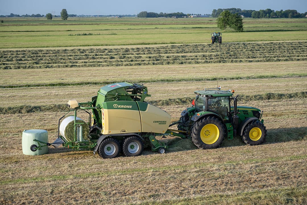 Gebruikers roemen de gretigheid en vasthoudendheid waarmee de Krone Comprima Plus enorme hoeveelheden gras tot ronde balen verwerkt. - Foto: Michel Velderman