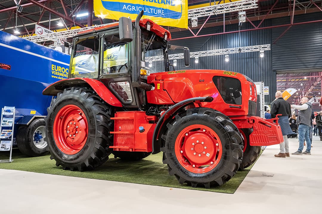 Importeur Andela introduceert op Landbouwbeurs Leeuwarden een nieuw type Belarus-trekker, met onder de motorkap een moderne 95 pk sterke Caterpillar Fase V motor. - Foto's: Michel Velderman