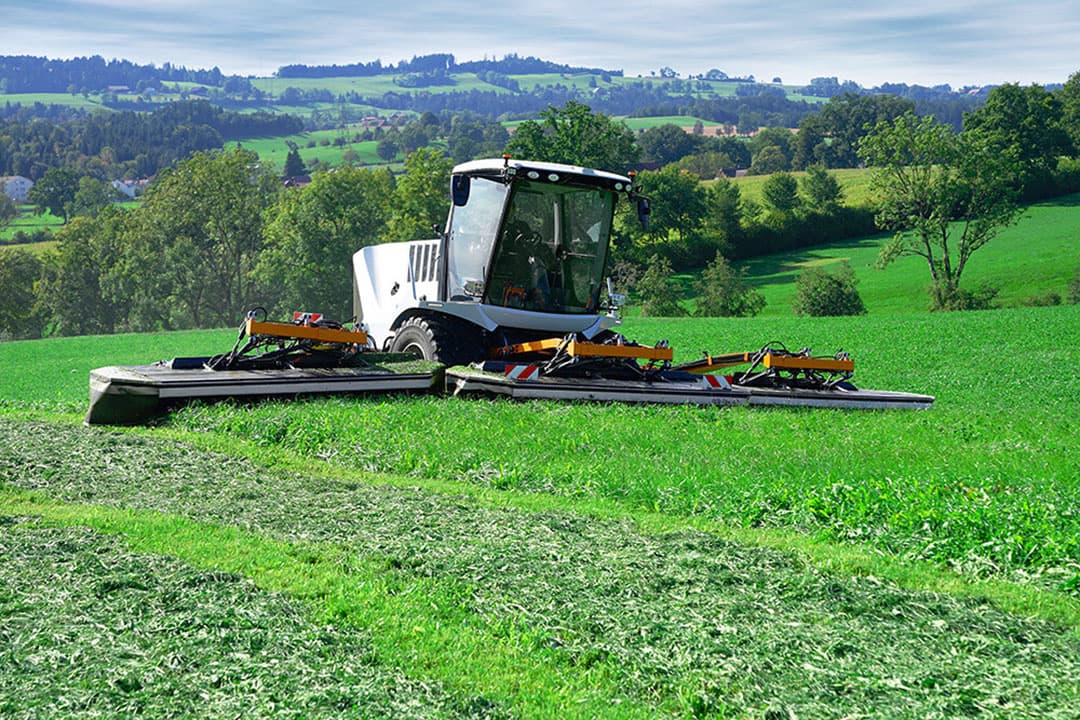 De zelfrijdende maaier Arb-Tec Cutaro maait 11 meter breed en weegt 8,5 ton. Door de brede lagedrukbanden is de bodemdruk laag, aldus de fabrikant. - Foto's: ARB-Tec