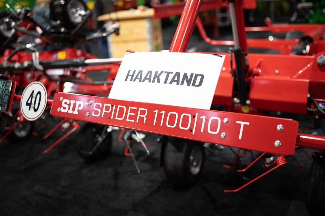 De eerste getrokken SIP-schudder met haaktanden in Nederland is deze Spider 1100. Meerprijs is € 1.420. Importeur Zonna leverde in 2022 al enkele kleinere schudders uit met haaktanden.