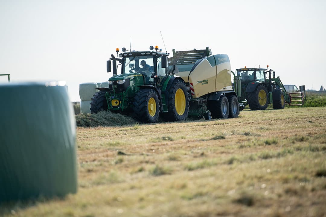 Door een uitgekiende snijtechniek levert de Krone Comprima CF 155 XC Plus gewikkelde balen met keurig kort gesneden inhoud. - Foto: Michel Velderman