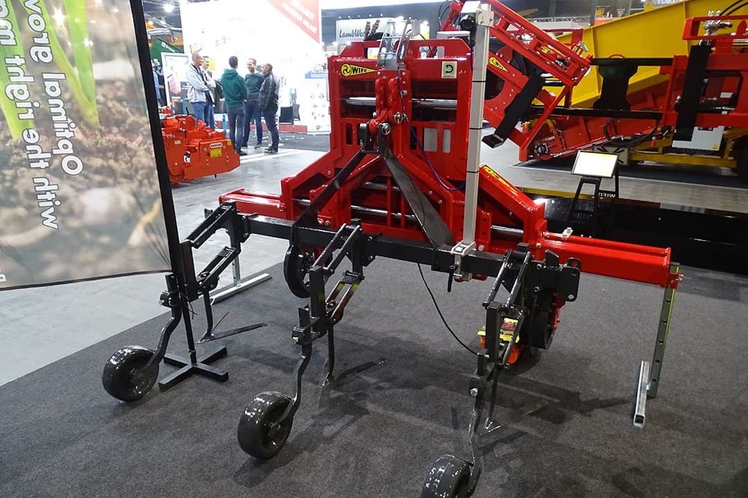 Machinefabrikant Wifo showt de DSD-Z 300 Smartshift op aardappelvakbeurs Interpom in Kortrijk (B.). Wifo heeft samen met precisielandbouwleverancier Doorgrond.nl deze sideshift met camerabesturing speciaal ontwikkeld voor schoffelmachines zonder eigen besturing. - Foto: Martijn Knuivers