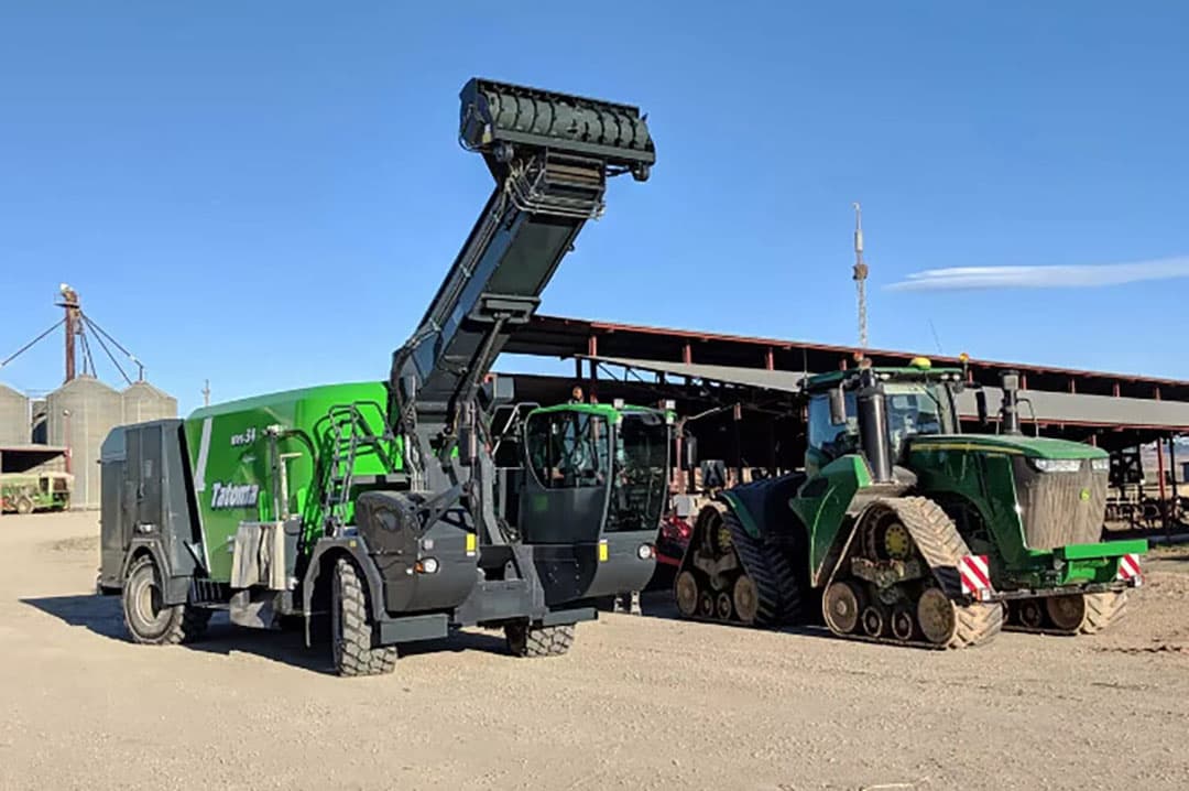 Ruim 500 pk aandrijfvermogen brengen de Tatoma Gigamix op hetzelfde niveau als de krachtige John Deere 9RX-rupstrekker. - Foto: Tatoma Group