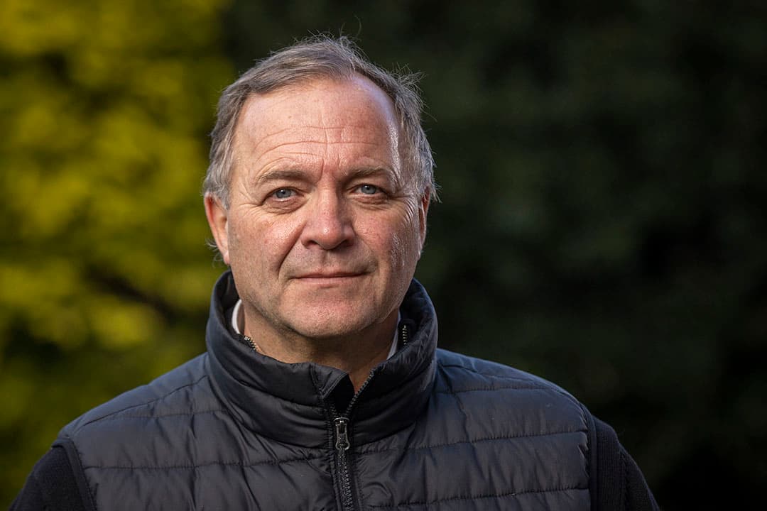 Hoe houd je het vogelgriepvirus buiten de stal? Epidemioloog Armin Elbers van Wageningen Universiteit onderzoekt dit.
