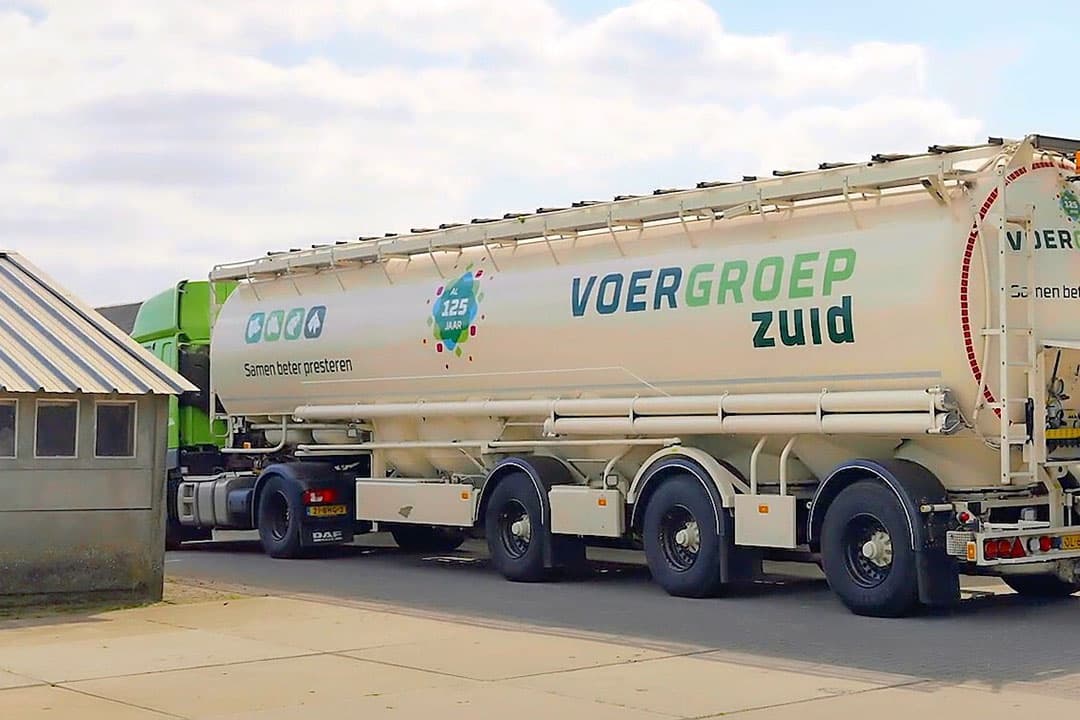 Still uit bedrijfsfilm. De niet-voeractiviteiten van Voergroep Zuid leveren volgens de coöperatie jaarlijks een mooi rendement op. Geld dat volgens het bestuur en de directie ten goede moet komen aan de loyale leden. - Foto: Voergroep Zuid