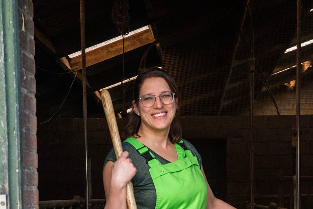 Kristel Vanhommerig woont en werkt op een melkvee-akkerbouwbedrijf in het Limburgse Simpelveld. De boerin runt het bedrijf momenteel Kristel grotendeels alleen. - Foto's: Twan Wiermans
