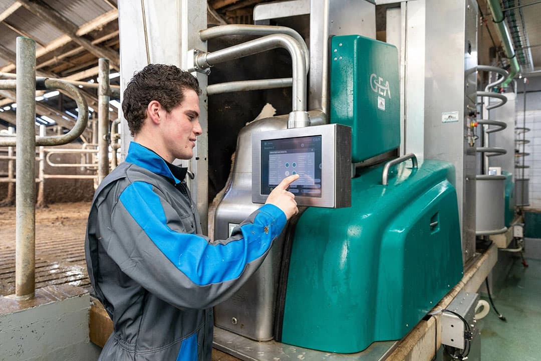 David Blokhuis bij een van de nieuwe GEA melkrobots. De R9500 kwam vorig jaar op de markt. - Foto: GEA