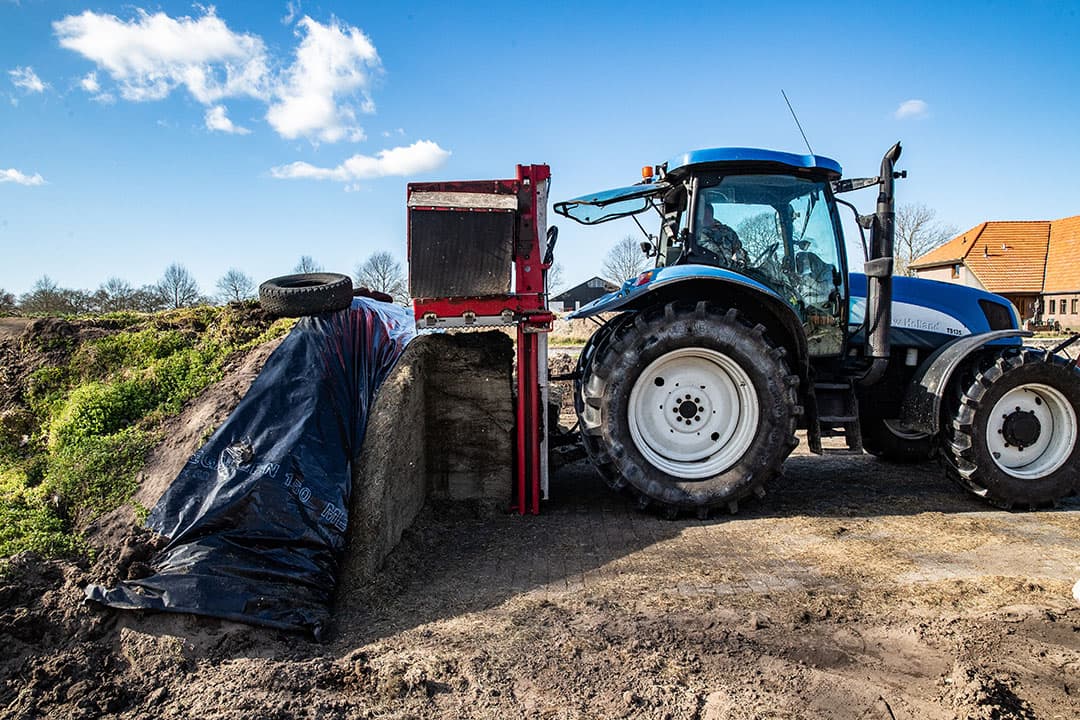 De deelnemers van Home Made Eiwit constateren dat in de winter de meeste eiwitrijke kuil het beste past in het winterrantsoen van de koeien. - Foto: Ronald Hissink