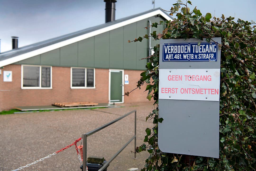 Wetenschappers mogen ondanks het bezoekverbod de stal in om onderzoek te doen. - Foto: Mark Pasveer