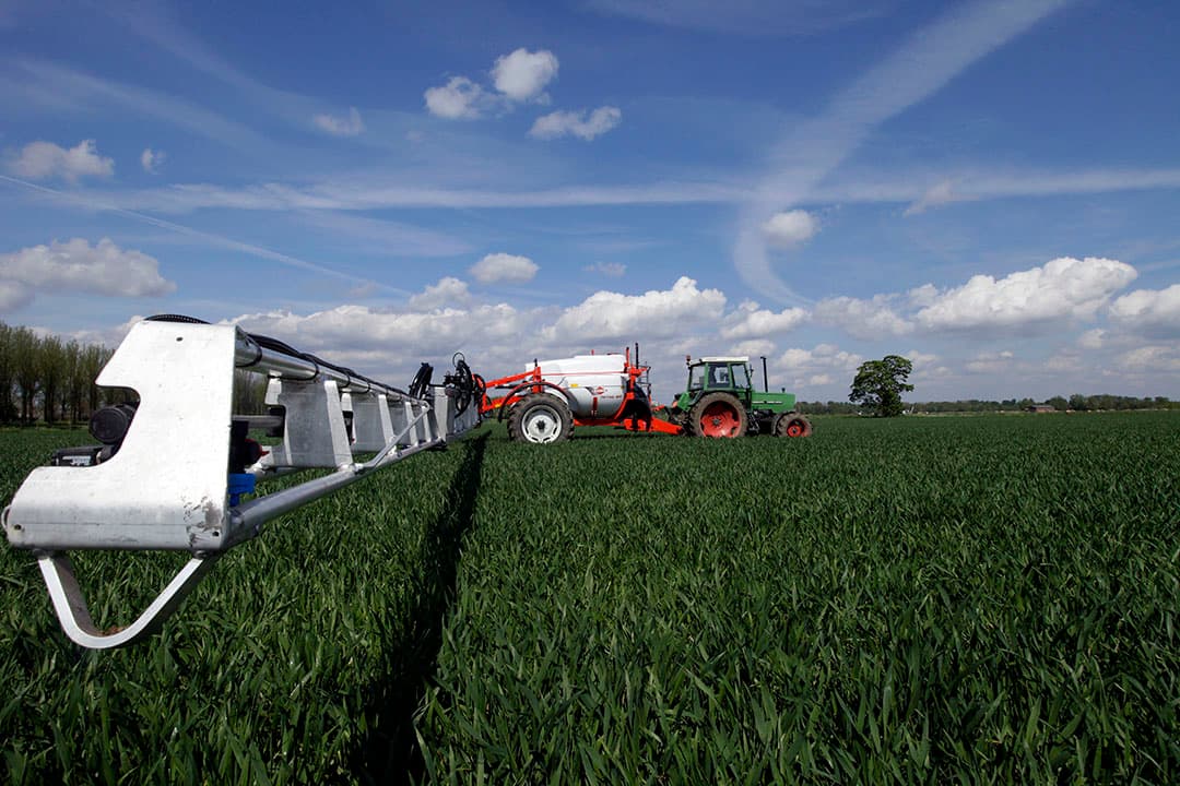 Bespuiting van wintertarwe. Voor een goede opname moet BlueN onder groeizame omstandigheden en bij voldoende hoge dag- en nachttemperaturen toegepast worden. - Foto: Henk Riswick