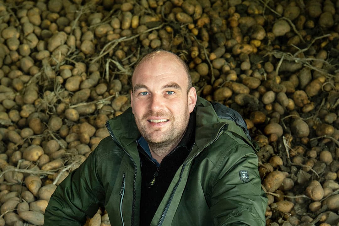 Jasper Roubos (38) is voorzitter van de Producentenorganisatie Consumptieaardappelen. Hij wil graag dat aardappeltelers zich verenigen om zo goede prijsafspraken te kunnen maken met  afnemers. - Foto's: Cor Salverius Fotografie