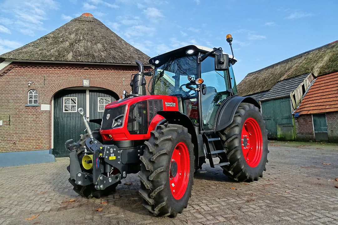 ArmaTrac-trekkers zijn relatief eenvoudig en goedkoop, maar wel met beproefde Westerse componenten. En het smoelt goed. - Foto's: Martijn Knuivers