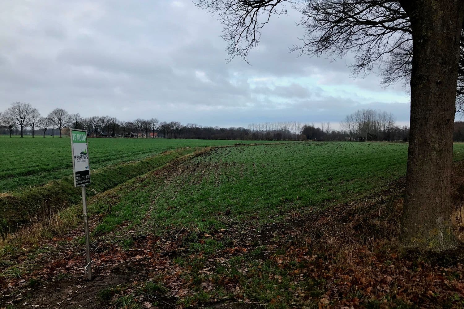 Bord te koop bij perceel landbouwgrond