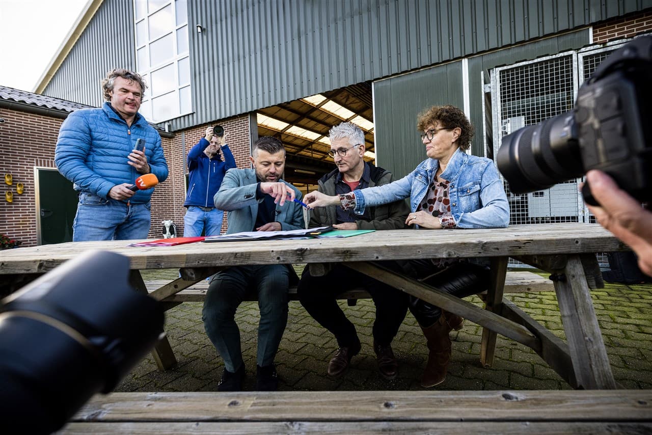 Veehouders Gert (55) en Rianne (54) Krol tekenden donderdag het zevende koopcontract in het kader van de vrijwillige opkoopregeling