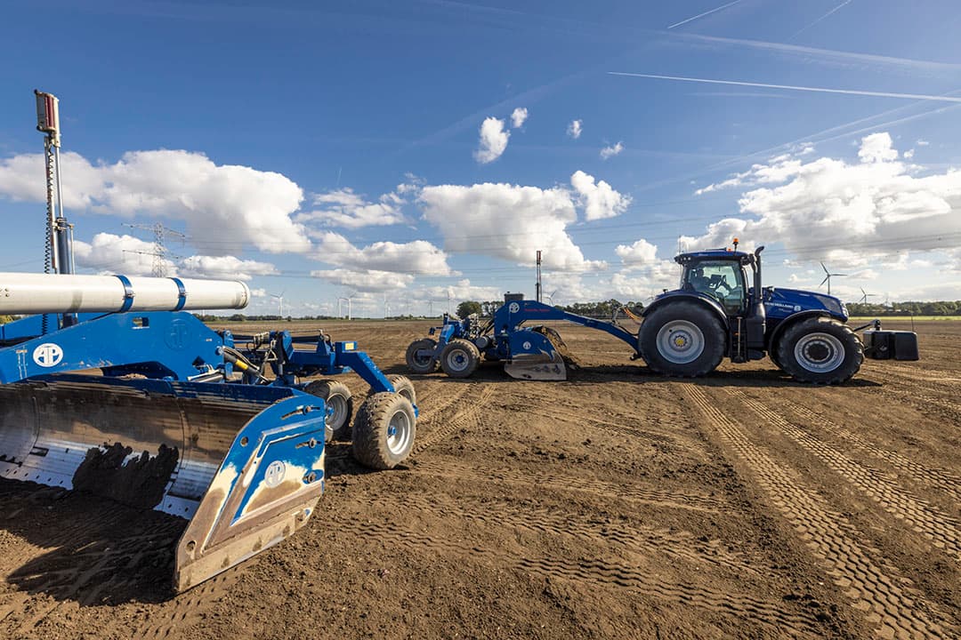 Op 21 september kilverde Loonbedrijf Hendriks dit perceel van een melkveehouder in Swifterbant (Fl.) vanwege landruil met een akkerbouwer voor uienteelt. De interesse voor kilveren neemt toe in Flevoland omdat percelen daar nu ook minder vlak zijn. - Foto: Koos Groenewold