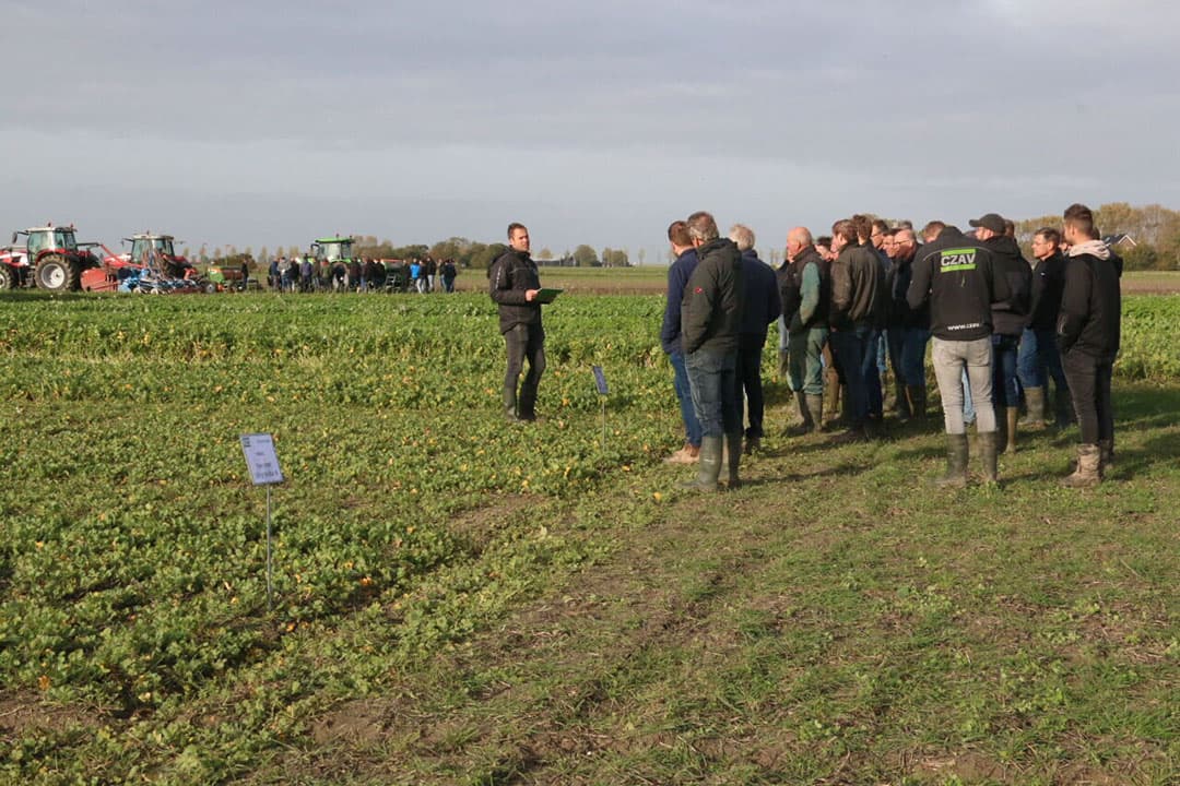 Op de 10 november gehouden bodemdag in Colijnsplaat (Zld.) zijn bezoekers geïnformeerd over zaken als groenbemesters, bodemverdichting en zaaimethoden.