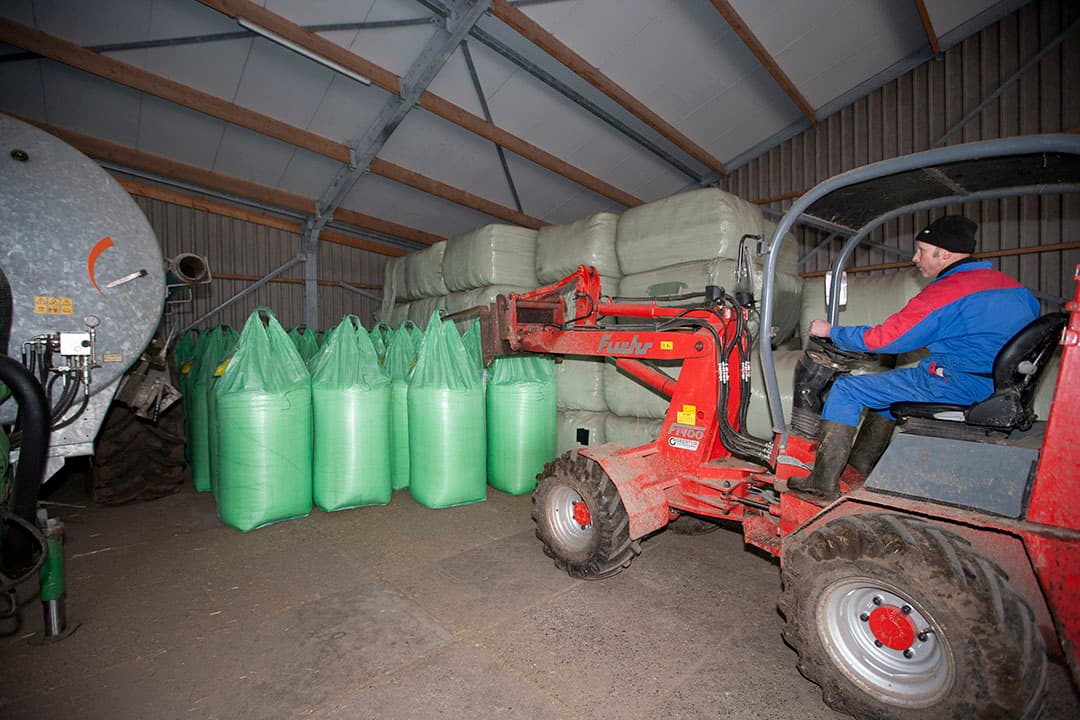De ingekochte kunstmest wordt naar de opslag gebracht. Deze zomer hebben akkerbouwers veel KAS in de voorverkoop ingeslagen. - Foto: Hans Banus
