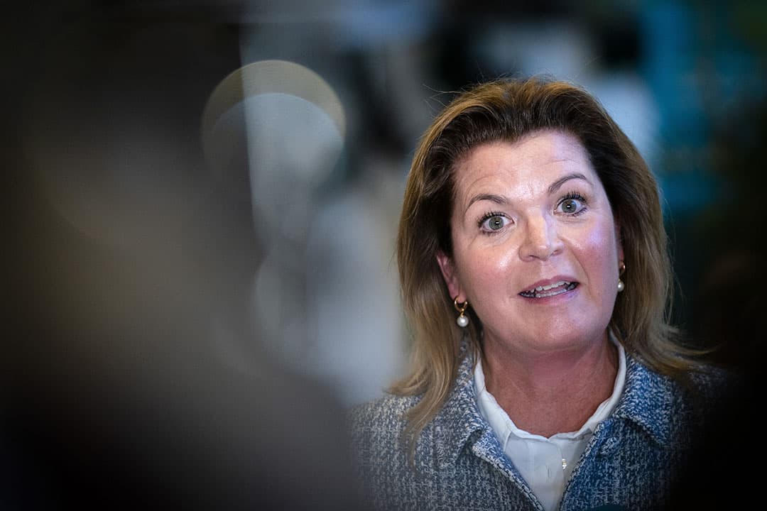 Minister Christianne van der Wal. Zij werd in de uitzending van Collegetour aangesproken door boerenzoon en opvolger Sam. - Foto: ANP