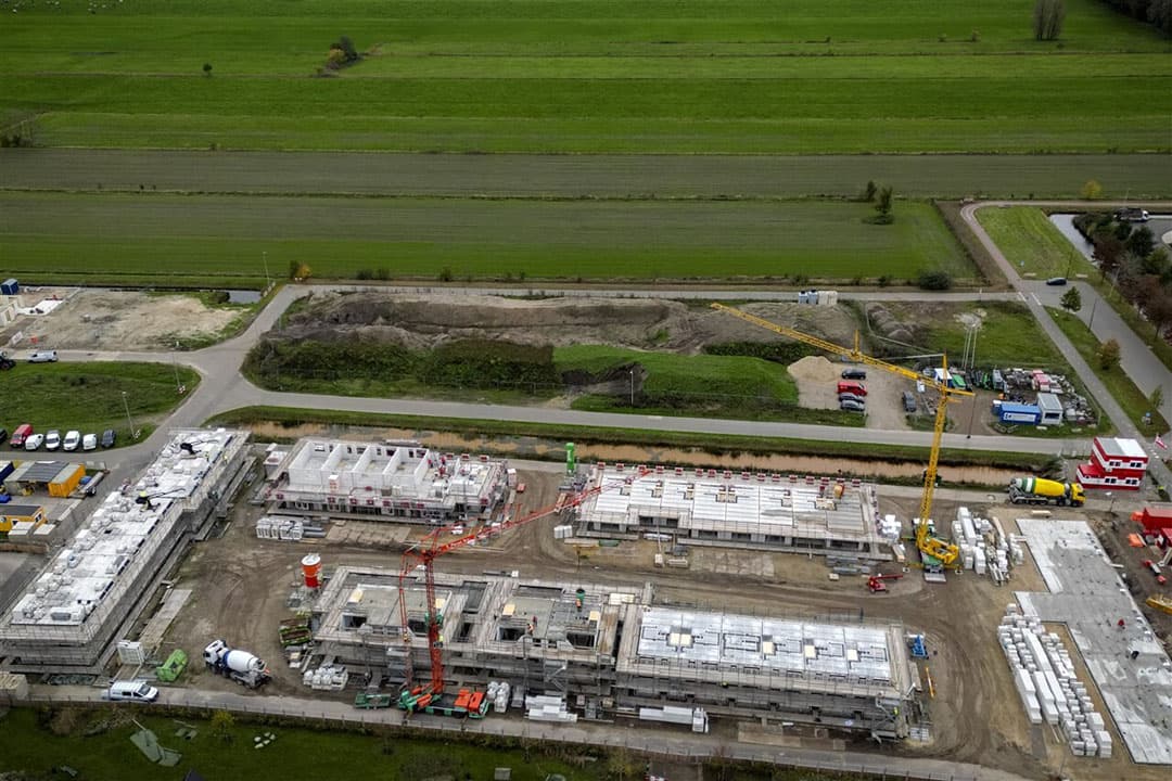 Er is onvoldoende stikstofruimte door het kabinet gerealiseerd om een algehele bouwvrijstelling te kunnen en mogen toepassen. Dat zegt de Raad van State in een tussenuitspraak. - Foto: ANP/Sander Koning
