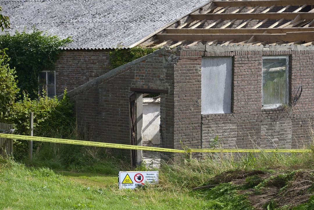 Archiefbeeld van de sloop van een stal. Het Rijk zet latente stikstofruimte van gesloopte stallen in om snelwegen uit te breiden, zegt de Edese wethouder Jan Pieter van der Schans.