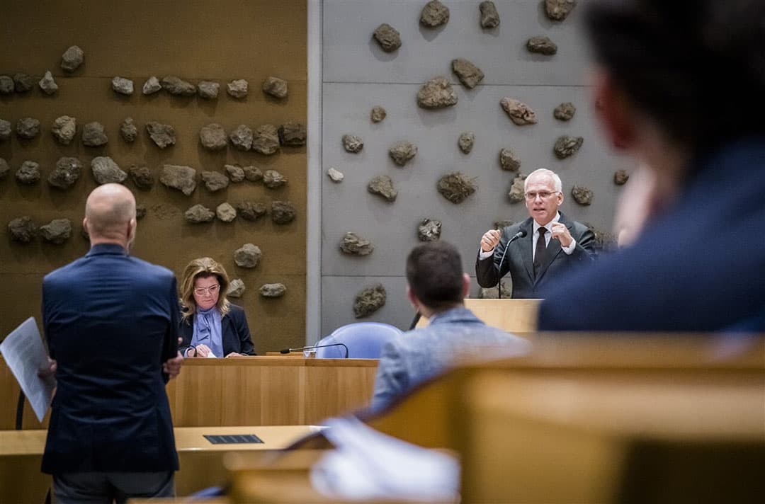 Landbouwminister Piet Adema aan het woord tijdens het debat in de Tweede Kamer. De debatten tussen de Kamerleden waren zo tijdrovend, dat er voor Adema nauwelijks nog tijd was om de vragen te beantwoorden. - Foto: ANP