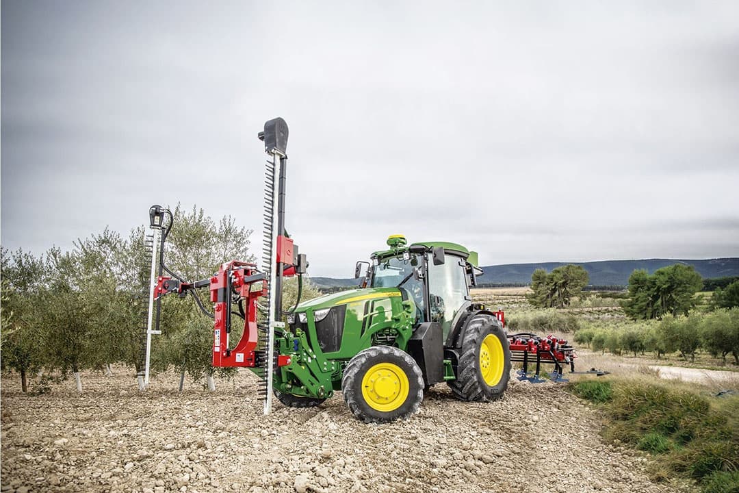 De nieuwe John Deere 5 ML is een forse smalspoortrekker met maar liefst een motorvermogen tot 134 pk. - Foto's: John Deere