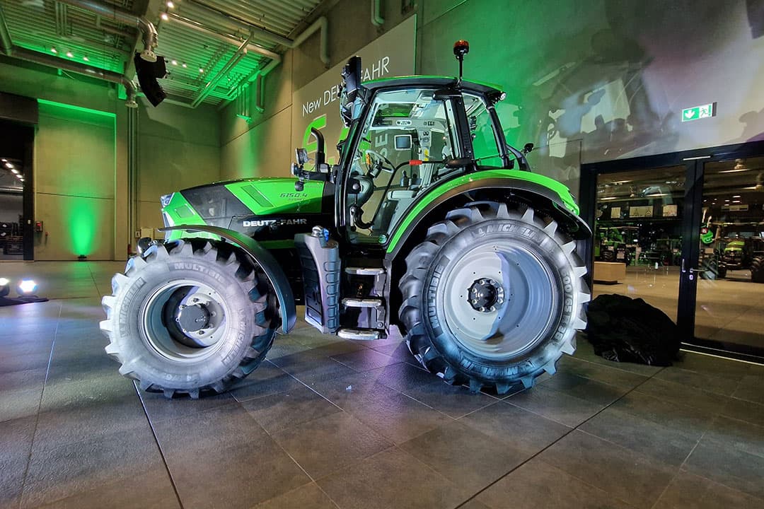 De nieuwe Deutz-Fahr 6.4. trekkerserie onderscheidt zich volgens de fabrikant door de compacte bouw en wendbaarheid (draaihoek 52 graden), pneumatische cabinevering en de keuze uit drie comfortcabines. - Foto: Annelies Bakker