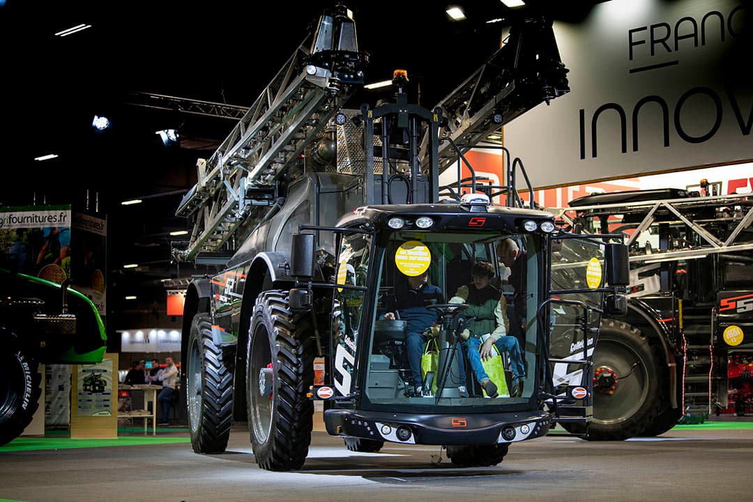 Deze machine met spuitbomen achterop en een liftcabine voorop is een van de twee spuitmachines die Excel Groep onder de merknaam Spectre heeft geïntroduceerd op vakbeurs Sima 2022. - Foto: Mark Pasveer