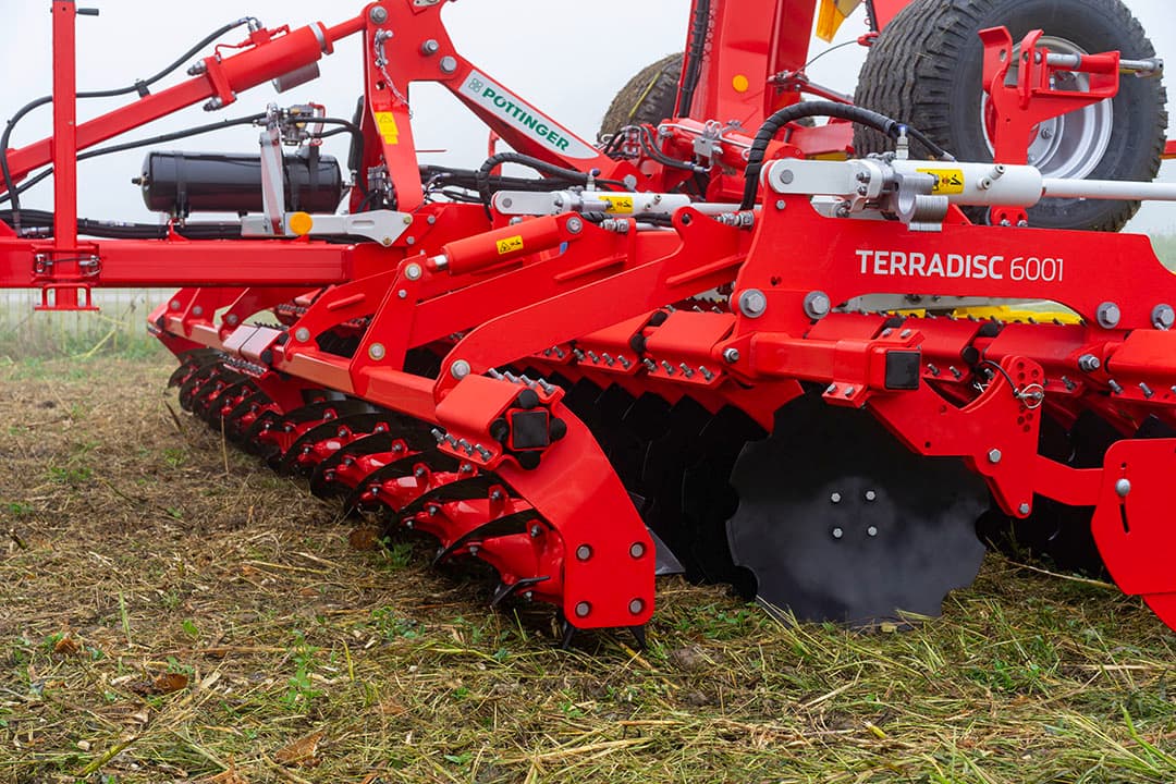 De Terradisc T-schijveneggen van Pöttinger zijn voortaan leverbaar met een messenwals voorop. - Foto's: Leonhard Mayer/Pöttinger