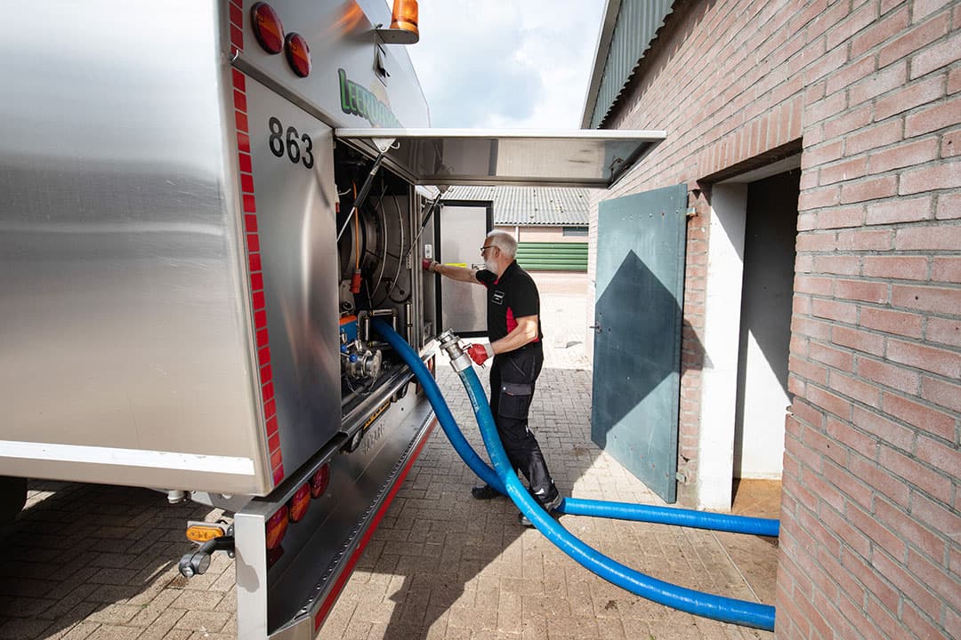Ophalen van melk voor Bel Leerdammer. - Foto: Herbert Wiggerman
