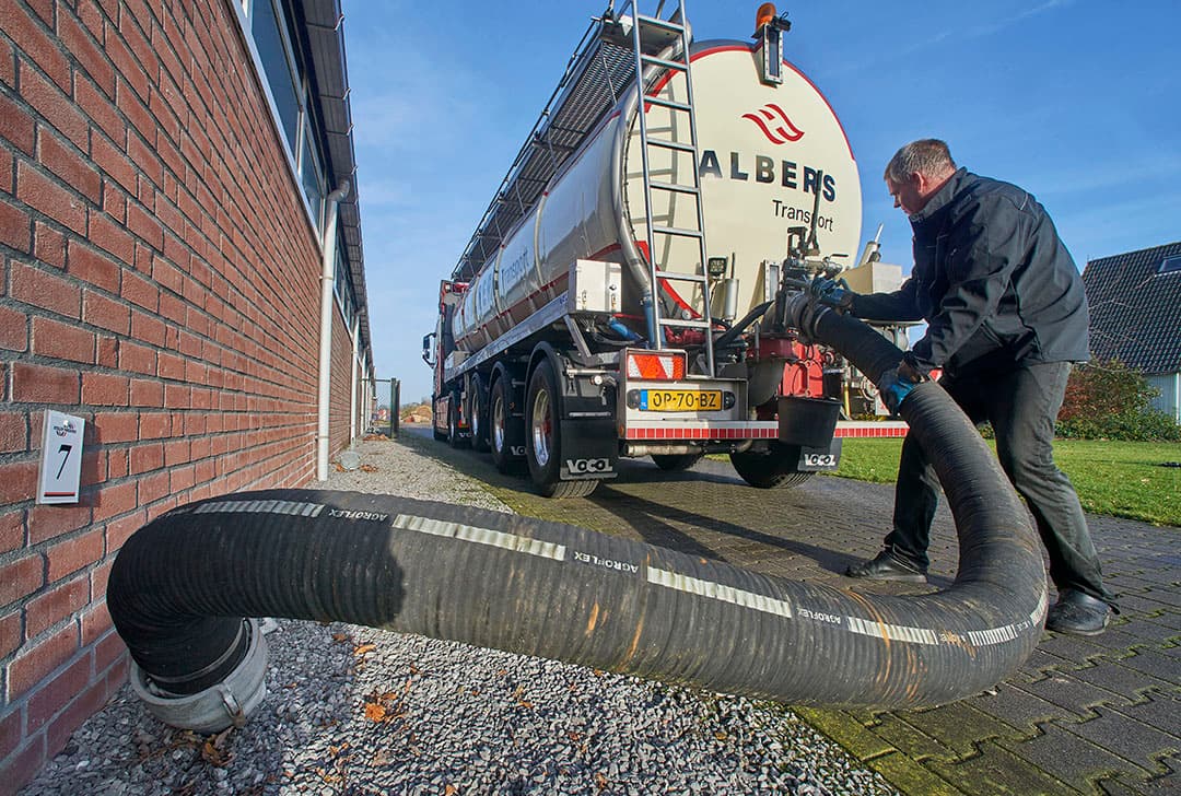 Laden van drijfmest. - Foto: Wout van Assendelft