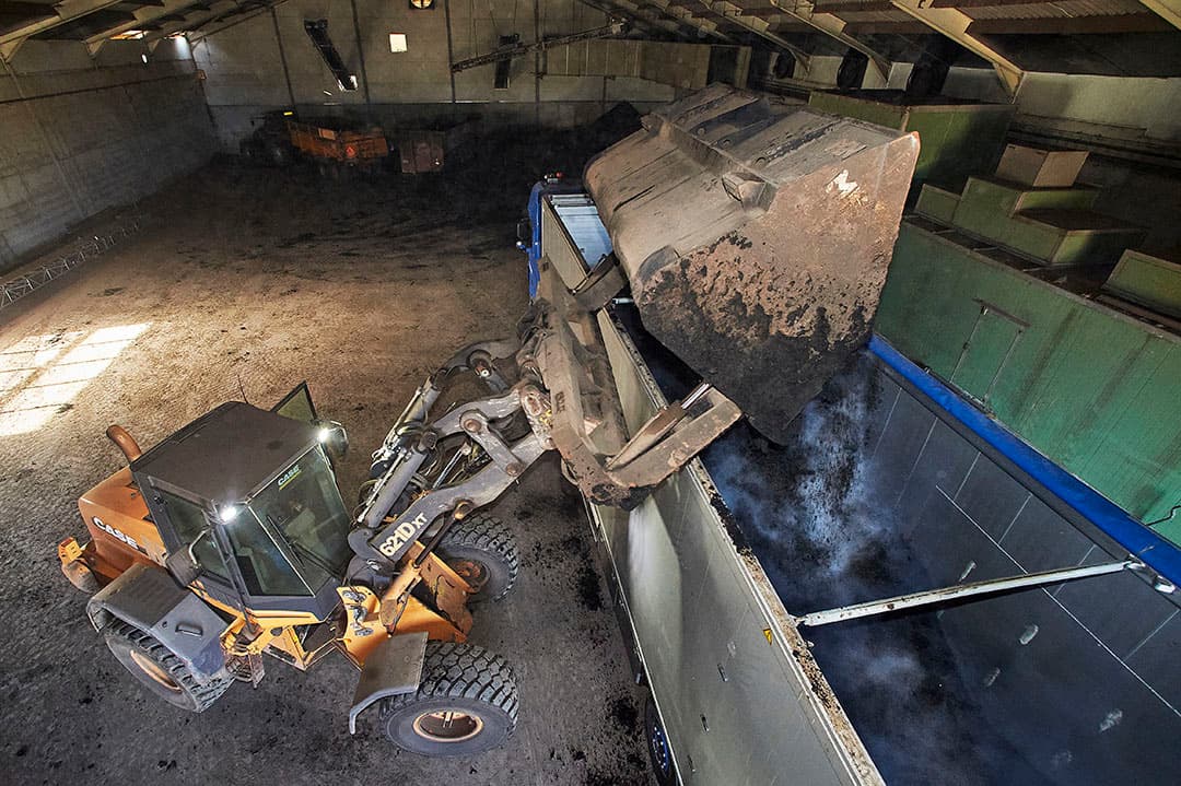 Het laden van de dikke fractie van varkensmest. Dit gaat naar het buitenland om te vergisten of als bodemverbeteraar voor de akkerbouw. - Foto: Van Assendelft Fotografie