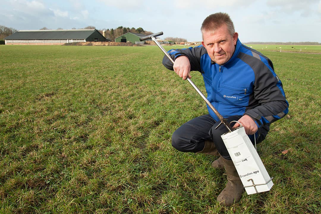 Johan de Vries, rayonmedewerker bij Eurofins Agro, neemt een grondmonster op grasland. - Foto: Hans Banus