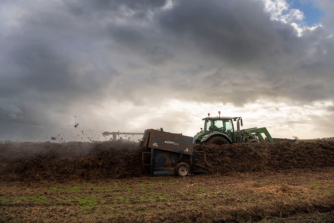 Arie Gaastra is bezig met het omzetten van compost. Hij is aangesloten bij de coöperatie Agricycling, die lokale groene reststromen verwerkt tot compost.  - Foto: Mark Pasveer