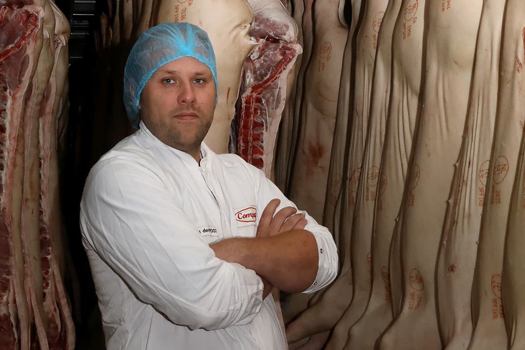 Compaxo-directeur Menno van der Post blijft moed houden dat hij op den duur meer varkens kan slachten. Hoe hij dat denkt te bereiken, daarover laat hij zich bewust even niet uit. - Foto: Henk Riswick