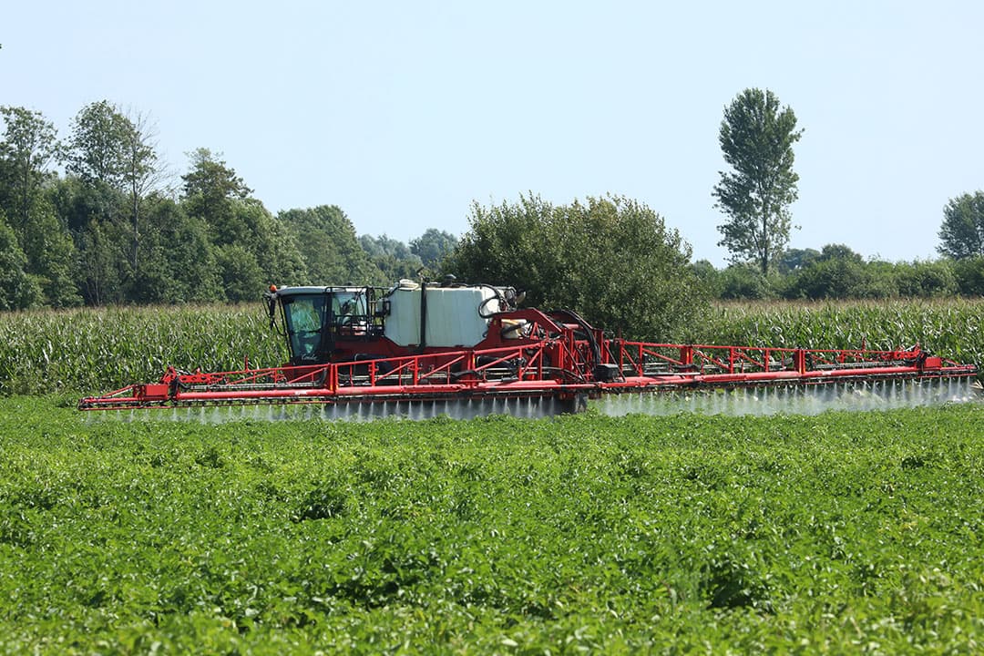 De aanwending van gewasbeschermingsmiddelen moet fors omlaag vindt de Europese Commissie. Daarvoor zijn drastische plannen op tafel gekomen. - Foto: Henk Riswick