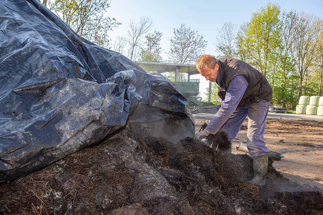 Bokashi maken kost een week of acht. Het eindproduct is voorverteerd materiaal dat in de bodem makkelijk verder verteerd. - Foto: Peter Roek