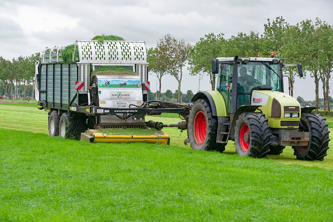 Het grote verschil met een traditionele opraapwagen in combinatie met een frontmaaier, is dat een maaiwagen zoals de Zero Grazer maait en het gras meteen opneemt zonder dat het eerst op de grond valt. - Foto's: Lex Salverda