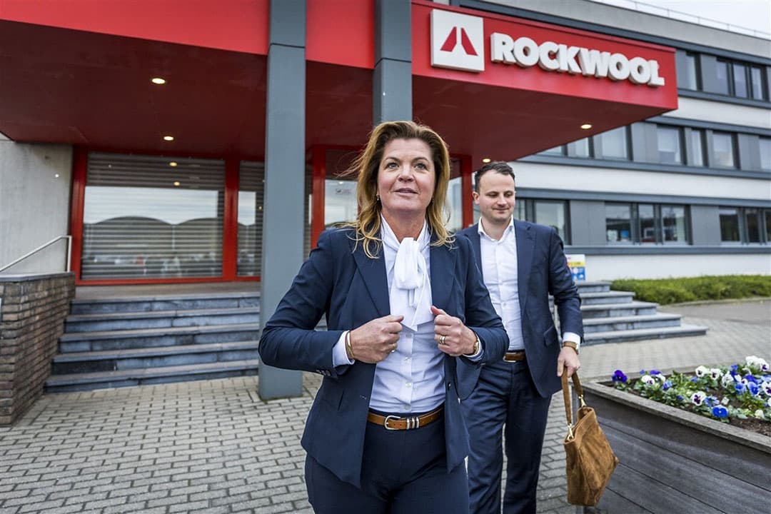 Minister Christianne van der Wal (Natuur en Stikstof) staat de pers te woord bij Rockwool in Roermond.  De minister legde in de regio verschillende bezoeken af om over de stikstofproblematiek te praten.