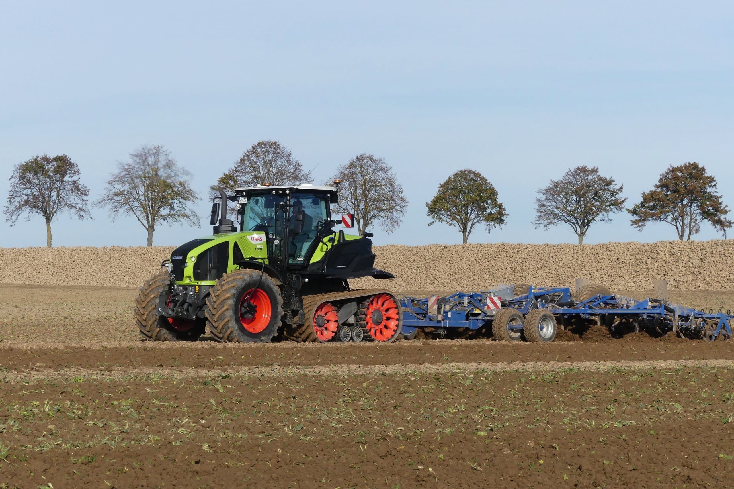 De Claas Axion op TerraTrac-rupsen is nu leverbaar met 89 centimeter brede rupsen. De vooras is leverbaar met de zogenoemde Claas Tire Inflation Control. Sinds twee jaar wordt dat systeem Isobus aangestuurd. Op een wieltrekker kan de bandenspanning met de optionele 2.800 liter per minuut schroefcompressor de banden in 70-75 seconden 1 bar in spanning verhogen. - Foto: Martin Smits