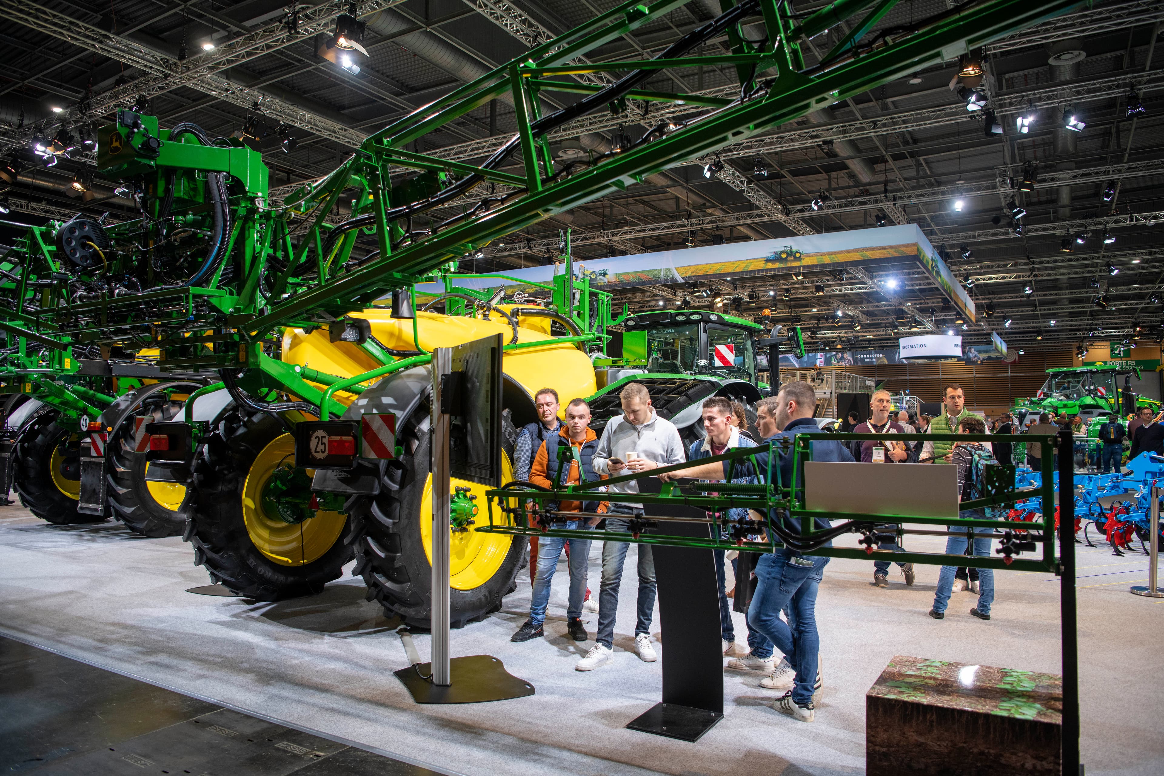 John Deere toont op Sima 2022 een getrokken spuit die is uitgerust met camera’s om onkruid te detecteren en gericht te bespuiten. - Foto's: Mark Pasveer