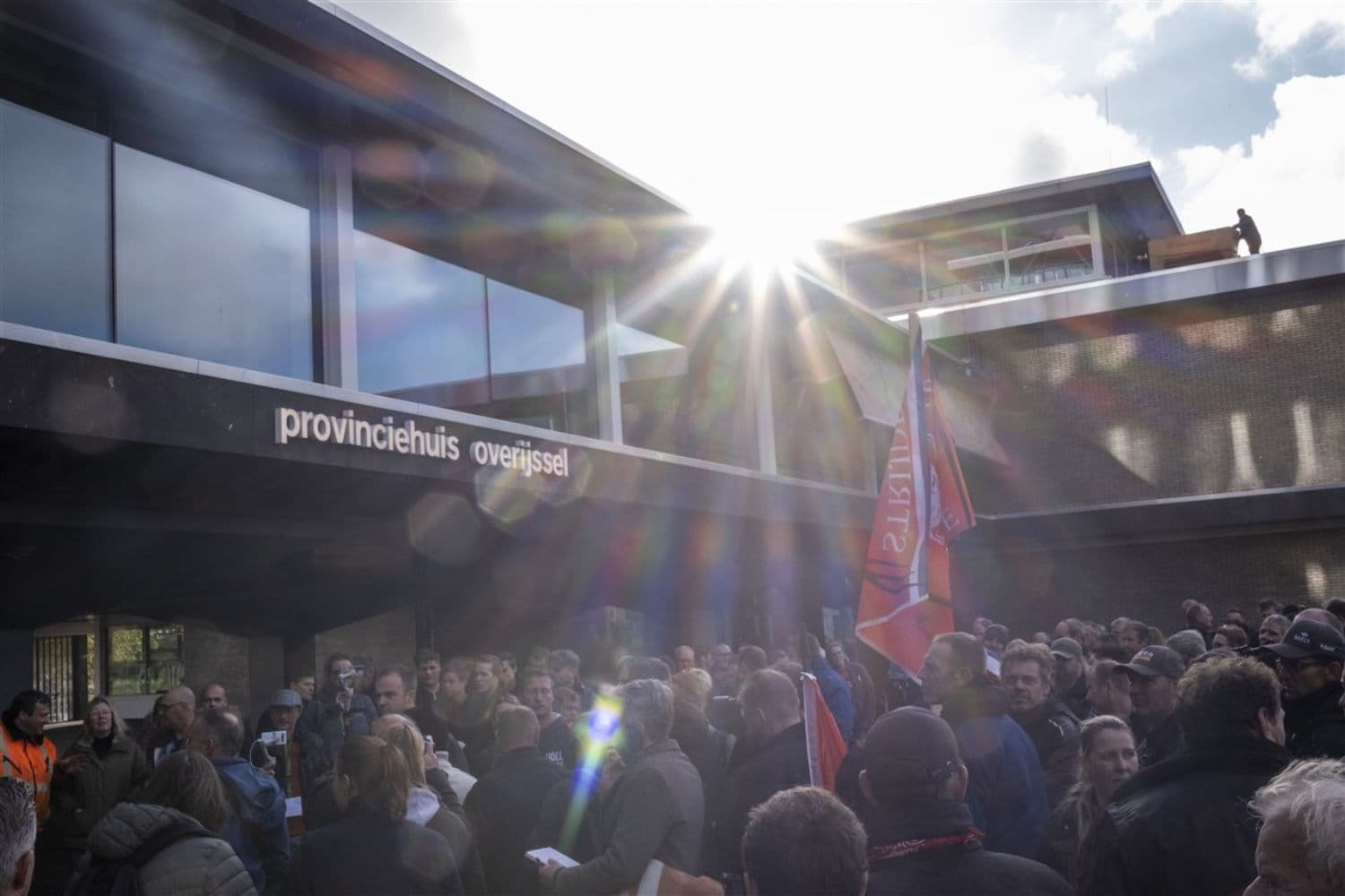 Boerenprotest voor het provinciehuis van Overijssel, afgelopen woensdag. Reden van het protest was onder andere ontevredenheid over de aanpak van PAS-melders. Inzet de interne nota over een gesprek tussen het ministerie van LNV en Overijssel. - Foto: ANP/Manon Bruininga